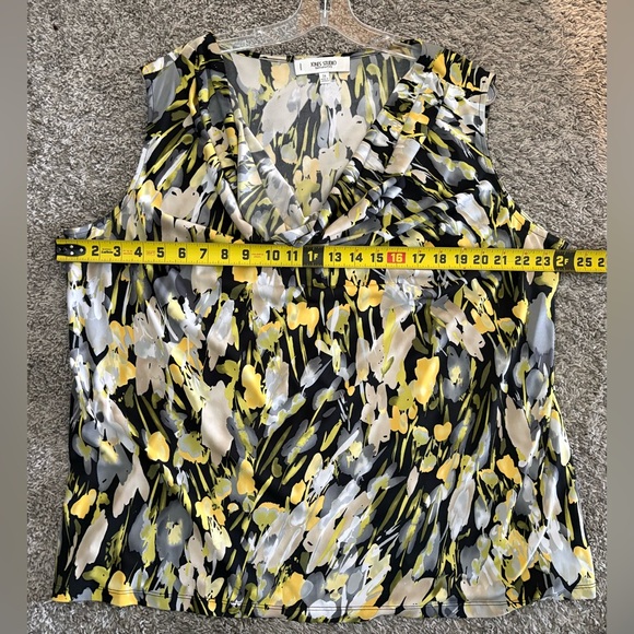 Jones Studio Multicolor Abstract Top (3X) (yellow with black primary colors) - Picture 6 of 7